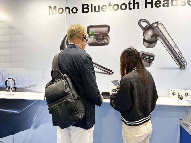 Customer test our M53 Bluetooth Earpiece Customer test our M53 Bluetooth Earpiece